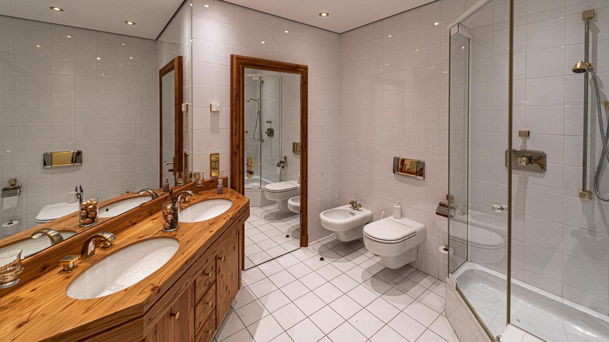 Bostele With Five Bedrooms, Indoor Pool And Two Saunas *